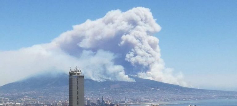 VIDEO e FOTO/ Inferno di fuoco sul Vesuvio: sembra un’eruzione, fumo e cenere ricoprono Avellino