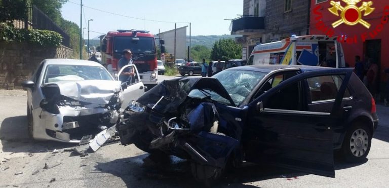 Violento frontale tra due auto, feriti trasportati al Moscati