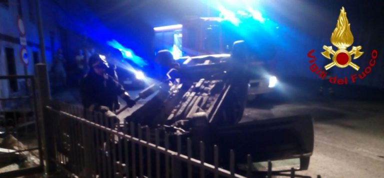 Si ribalta con l’auto finendo contro una recinzione, ragazza in ospedale
