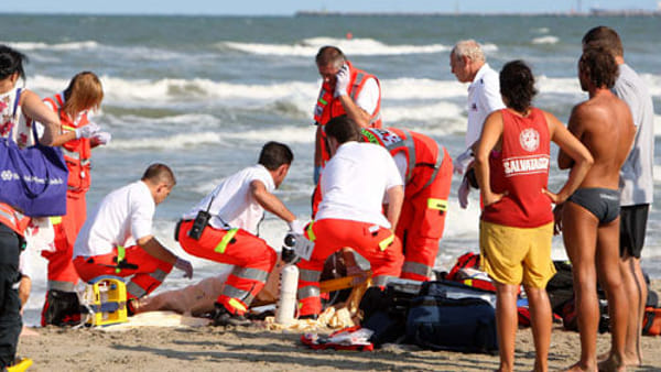 Annega nel mare di Paestum per salvare due giovani, vittima un’operatrice sociale di 34 anni