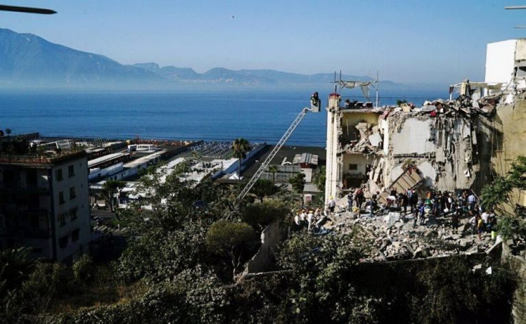 Crolla palazzina a Torre Annunziata, si scava a mani nude: è partita l’unità cinofila dei Vvf di Avellino