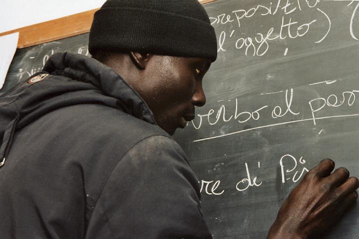 Quando la Chiesa non accoglie: migranti sfrattati dall’aula studio della parrocchia di Torelli