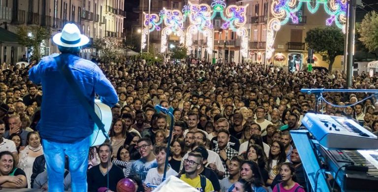 VIDEO/ Troppa gente in piazza, bloccato il concerto di Tony Tammaro ad Atripalda