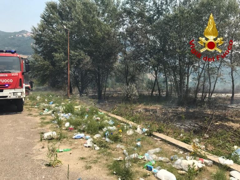L’Irpinia continua a bruciare, sfiancante lavoro dei Vigili del Fuoco