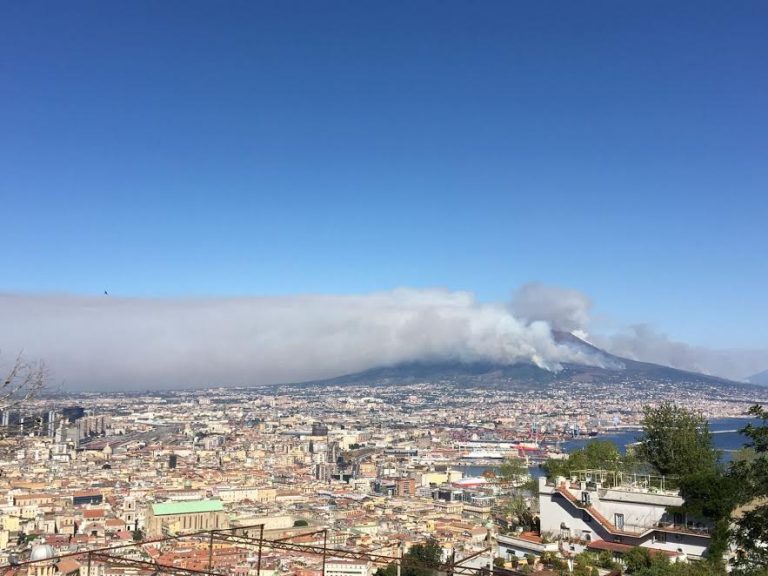 “L’incendio non può innescare un’eruzione vulcanica”: parla il direttore dell’Osservatorio Vesuviano