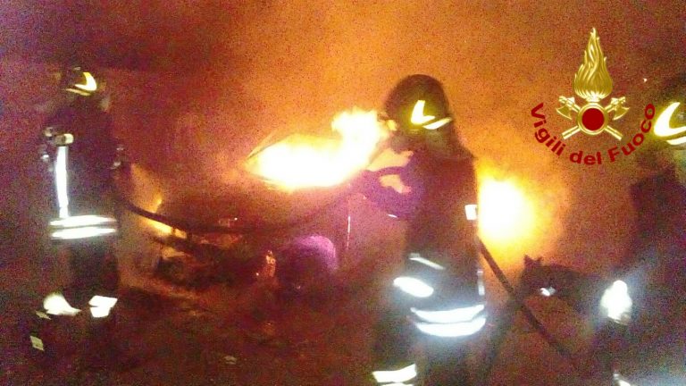 VIDEO/ Auto in fiamme a Quadrelle, ci pensano i Vigili del Fuoco