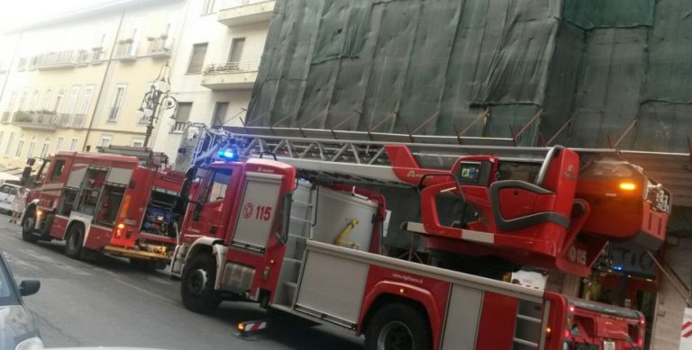 Paura a Via Matteotti: appartamento in fiamme, arrivano i caschi rossi