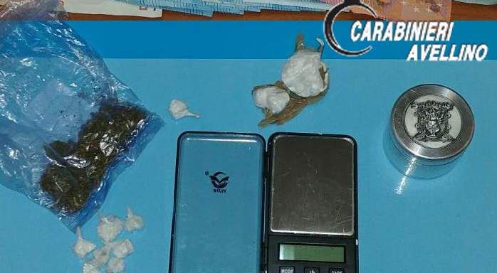 Ai domiciliari con cocaina e marijuana, scattano le manette