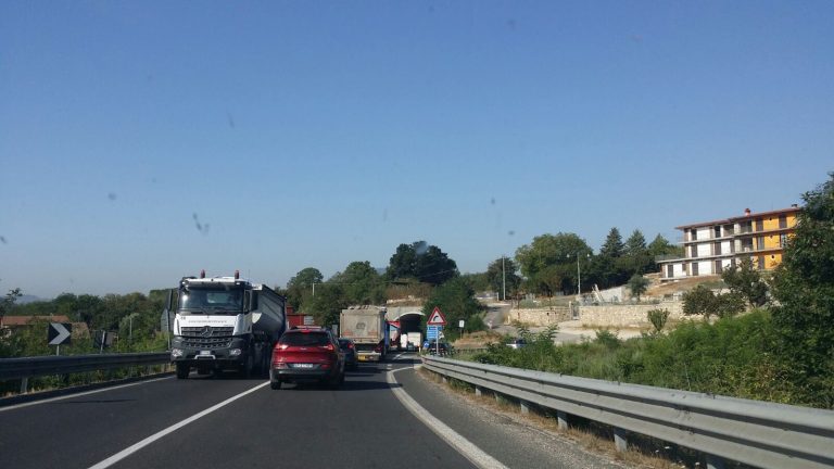 Violento tamponamento sull’Ofantina, code e rallentamenti verso Avellino