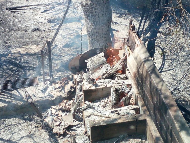 FOTO/ Ancora fiamme a Roccabascerana: l’incendio lambisce le abitazioni