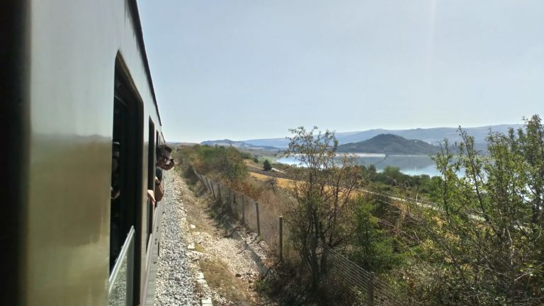 Parte il treno di Irpinia Express, un viaggio nelle vigne storiche alla scoperta del Taurasi