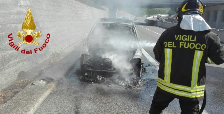 Paura nella notte, in fiamme l’auto di un sacerdote