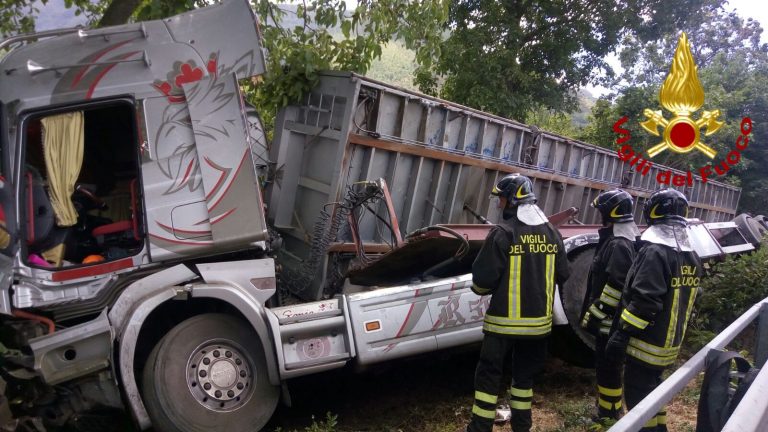 Incidente sul Raccordo Av-Sa: si ribalta un camion che trasportava pomodori