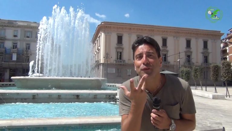 VIDEO/ Ci vuole Costanza: donna fa il bagno nella fontana della Piazza Libertà, ma non è il set di un film