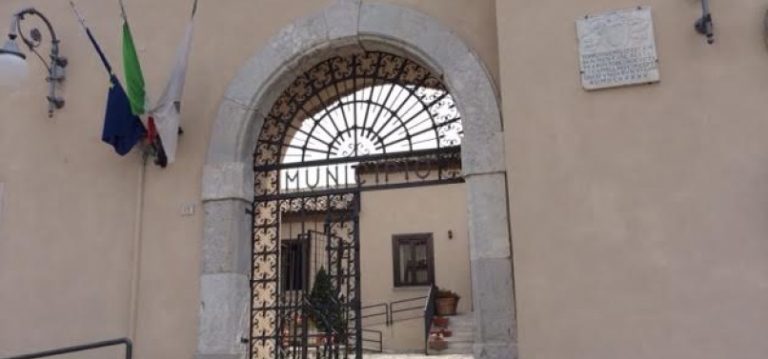 Gattino lanciato nel vuoto, il sindaco di Montefusco: “Il colpevole non vive più qui”