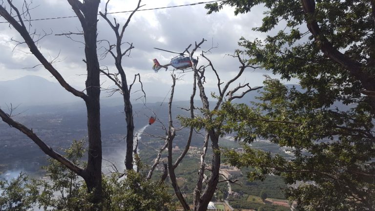 FOTO/ Montevergine in fiamme: elicottero in azione, chiusa la strada per il Santuario