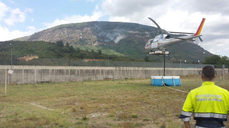FOTO/ Monte Faliesi continua a bruciare, due gli elicotteri in azione