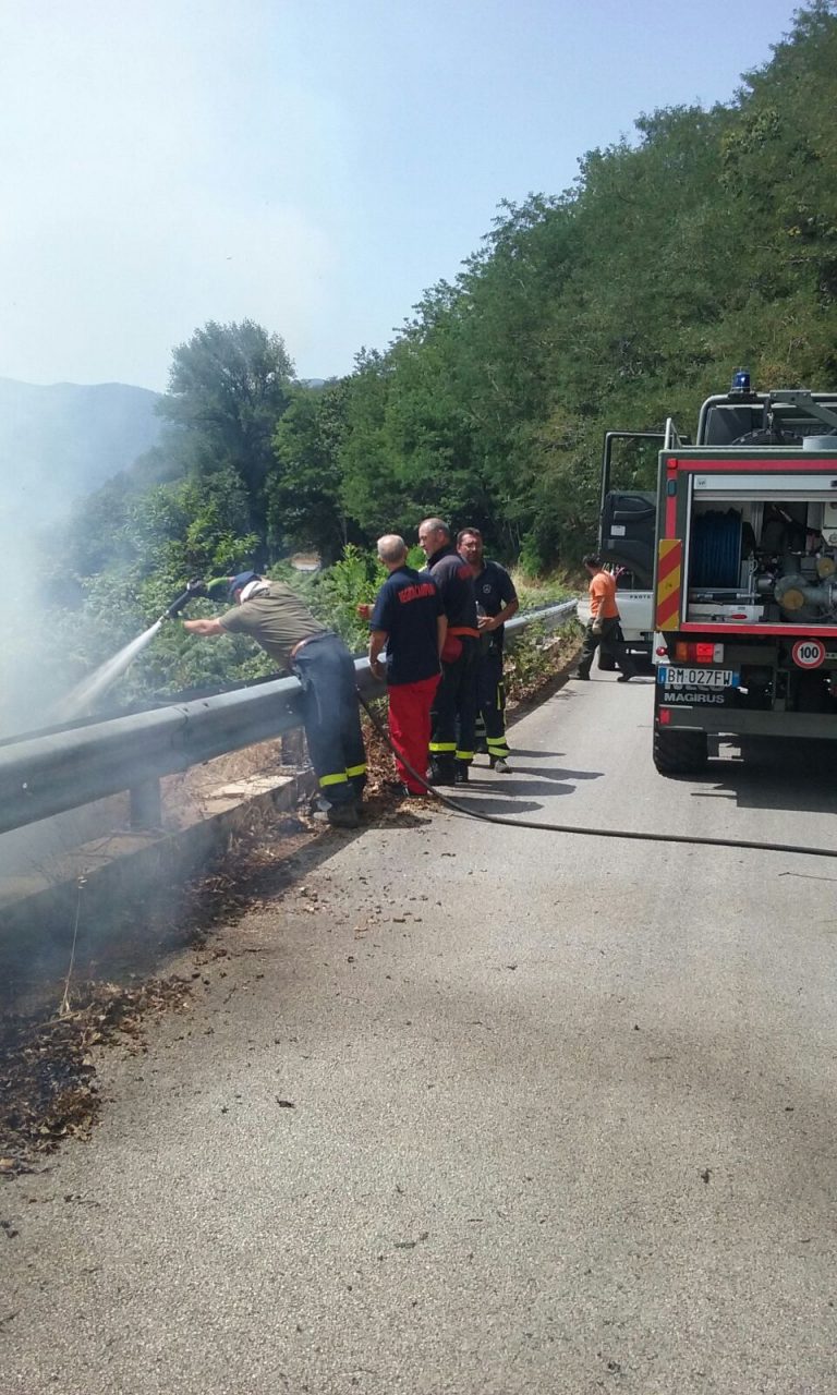 Le fiamme raggiungono la strada che collega Monteforte a Forino: domate