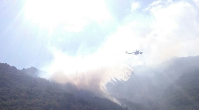 Incendi, il fuoco non dà tregua all’Irpinia: i mezzi aerei non bastano