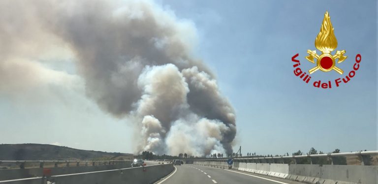 Case evacuate a Vallata, il fuoco mette in ginocchio l’Irpinia