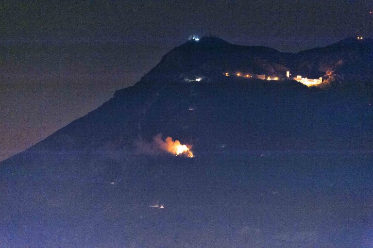 Vasto incendio a Montevergine, la montagna brucia