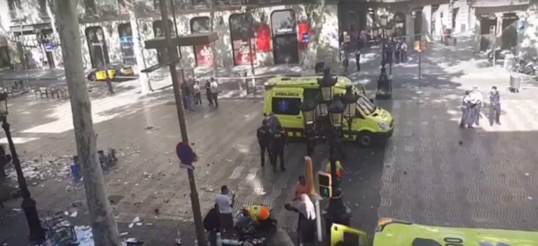 Attacco terroristico a Barcellona, furgone investe la folla sulla Rambla