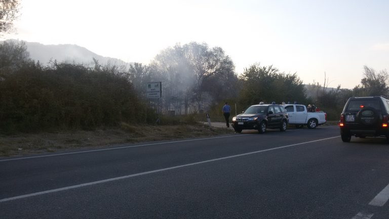 VIDEO/ Fiamme sulla Variante nei pressi di un distributore di benzina