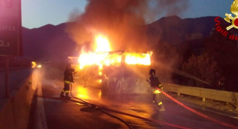 VIDEO/ Alba di fuoco sul raccordo Av-Sa, autobus di musicisti in fiamme