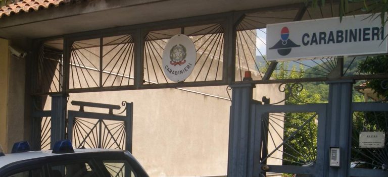 Si scaglia contro i Carabinieri, poi tenta la fuga dal balcone: arrestato