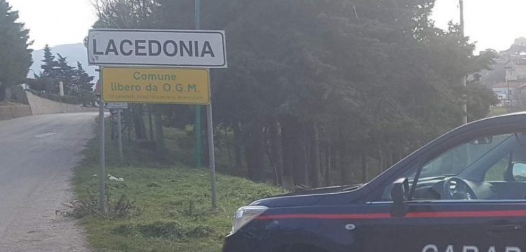 Minaccia il proprio datore di lavoro, a casa nascondeva un’ascia