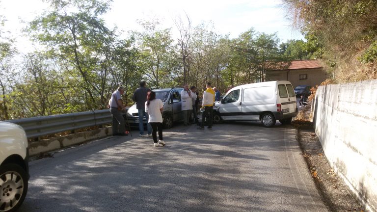 Asfalto bagnato, incidente tra Santa Paolina e Montefusco: traffico bloccato