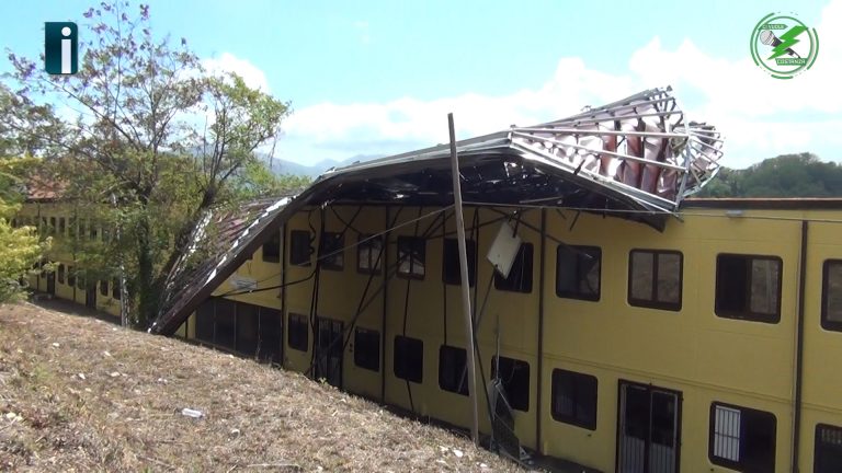 VIDEO/ Ci vuole Costanza – Crolla il tetto della scuola a due giorni dall’apertura, sfiorata la tragedia