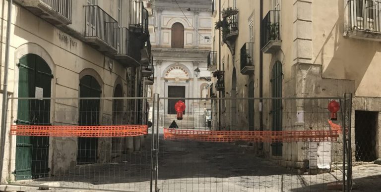 Partiti i lavori a piazza Duomo, chiude la collinetta della Terra