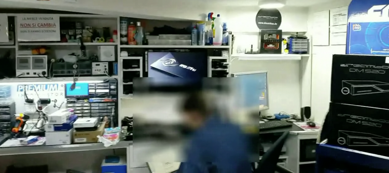 Sequestrata centrale clandestina per Sky e Premium, migliaia di utenti ko