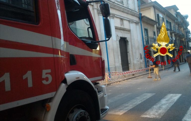 Atripalda, cadono calcinacci dalla Chiesa del Carmine: nessun ferito