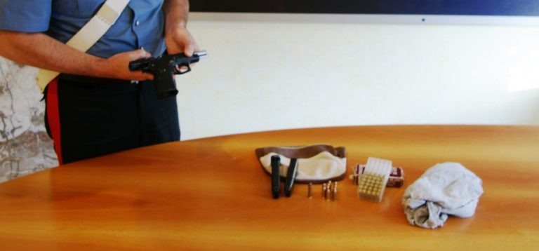 Valle Caudina, pistola e cartucce sequestrate in un condominio