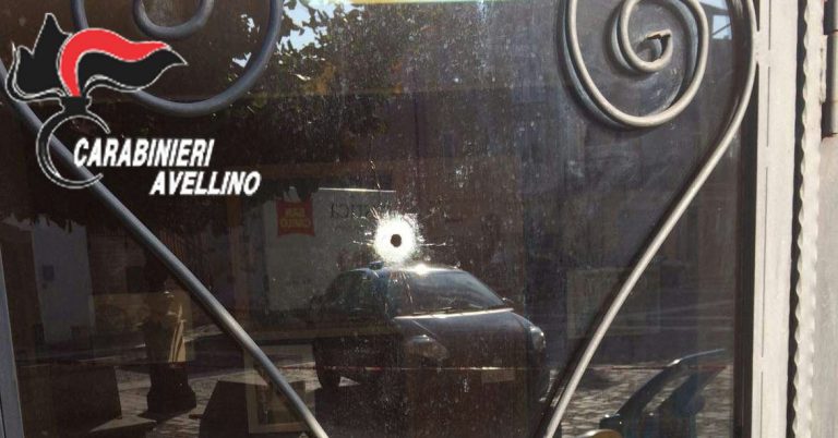 Colpi di pistola contro la vetrina di un bar, notte di paura a Prata