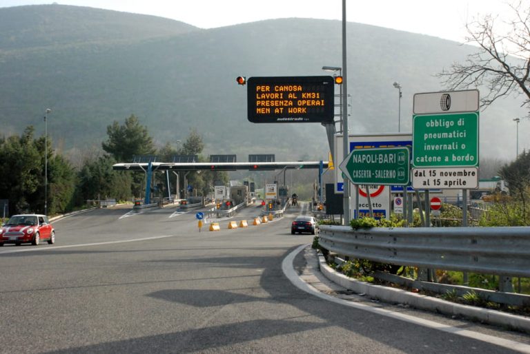 Incidente all’uscita del casello Avellino ovest: tir contro auto