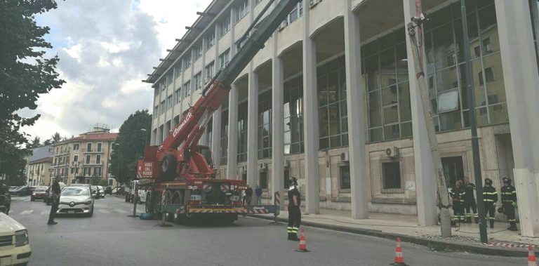 FOTO/ I Vigili del Fuoco rimuovono il palo pericolante davanti al tribunale grazie ad Irpinianews