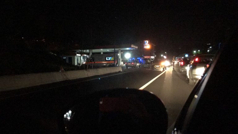 Paura sulla Variante, tamponamento tra due auto: 118 sul posto