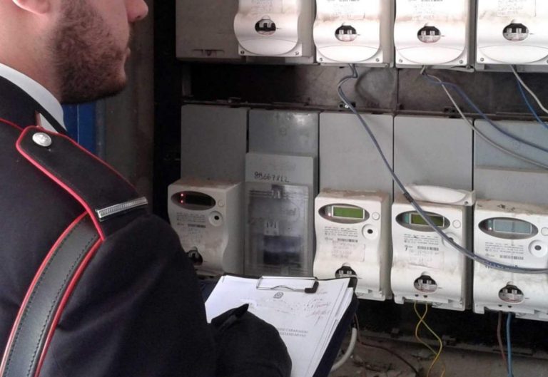 Bypassa il contatore dell’energia elettrica: 70enne denunciato per furto