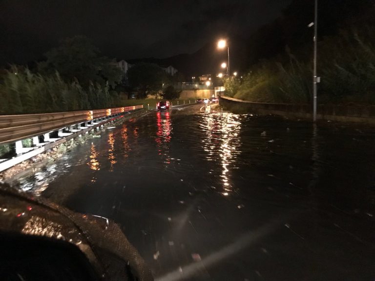 Maltempo, primi danni: allagato il raccordo Avellino-Salerno