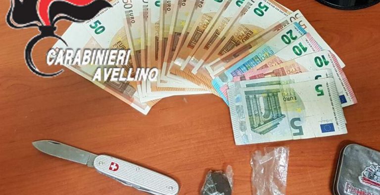 Infastidisce i clienti di un bar, alla vista dei Carabinieri scappa e poi li aggredisce: pusher in manette
