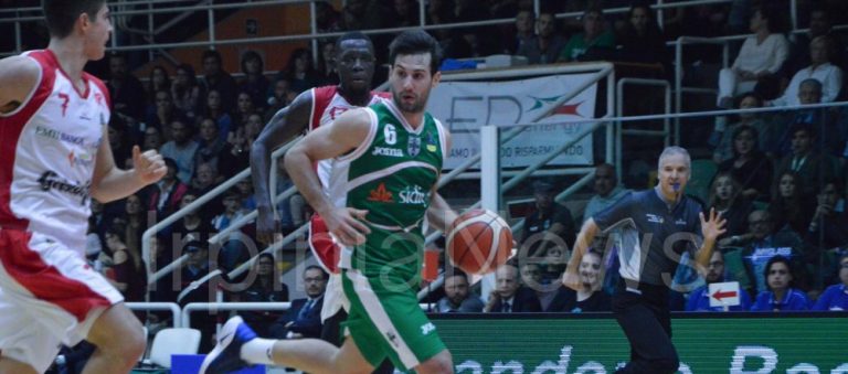 Non bastano Rich e Fesenko, Sidigas sconfitta a Reggio Emilia