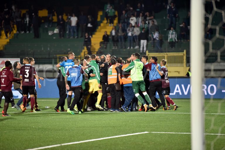 Derby con rissa finale: l’Avellino paga il conto