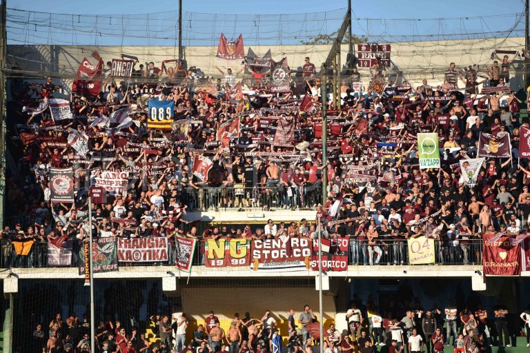 Fumogeni nella biancheria al derby: tifosa della Salernitana nei guai