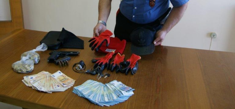 Armati e incappucciati rapinano il distributore di benzina, arrestati