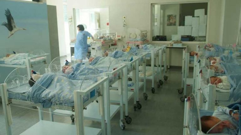 Scambio di neonati ad Avellino, madre allatta per due giorni figlia non sua