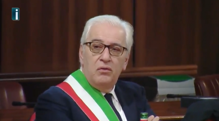 Foti, un tweet per salutare la città: “Tante difficoltà e qualche amarezza, è stato un privilegio”