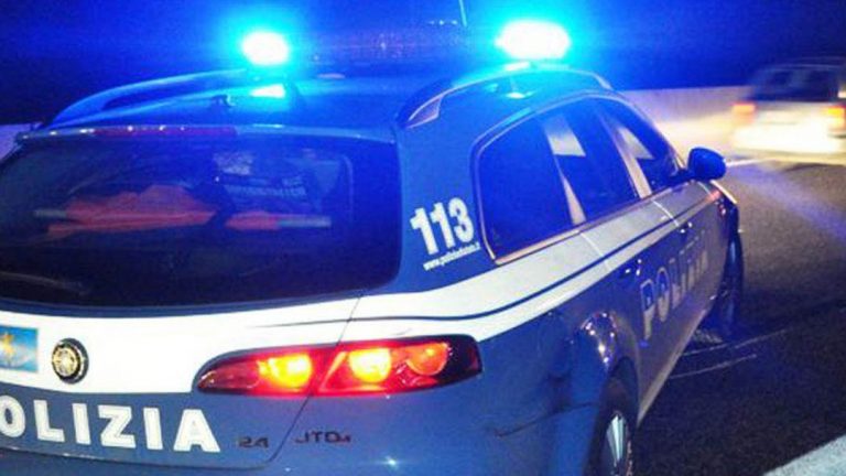 Tenta rapina e palpeggia commessa: arrestato dalla polizia